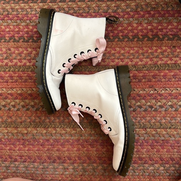WHITE DR MARTEN AIR WAIR LUANA BOOTS W BALLERINA PINK LACE SHOE LACE - Picture 4 of 7
